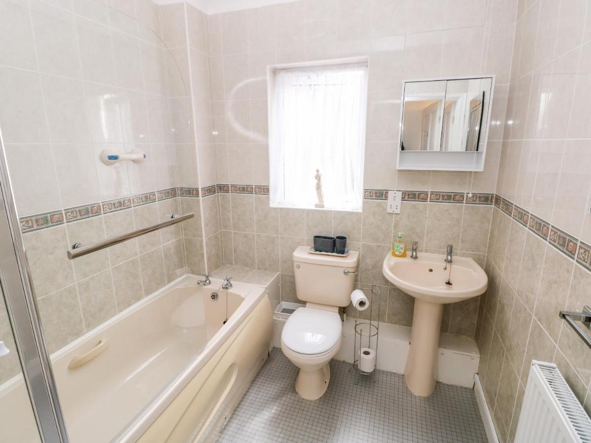 23 Charles Thomas Avenue Villa Pembroke Dock Bagian luar foto